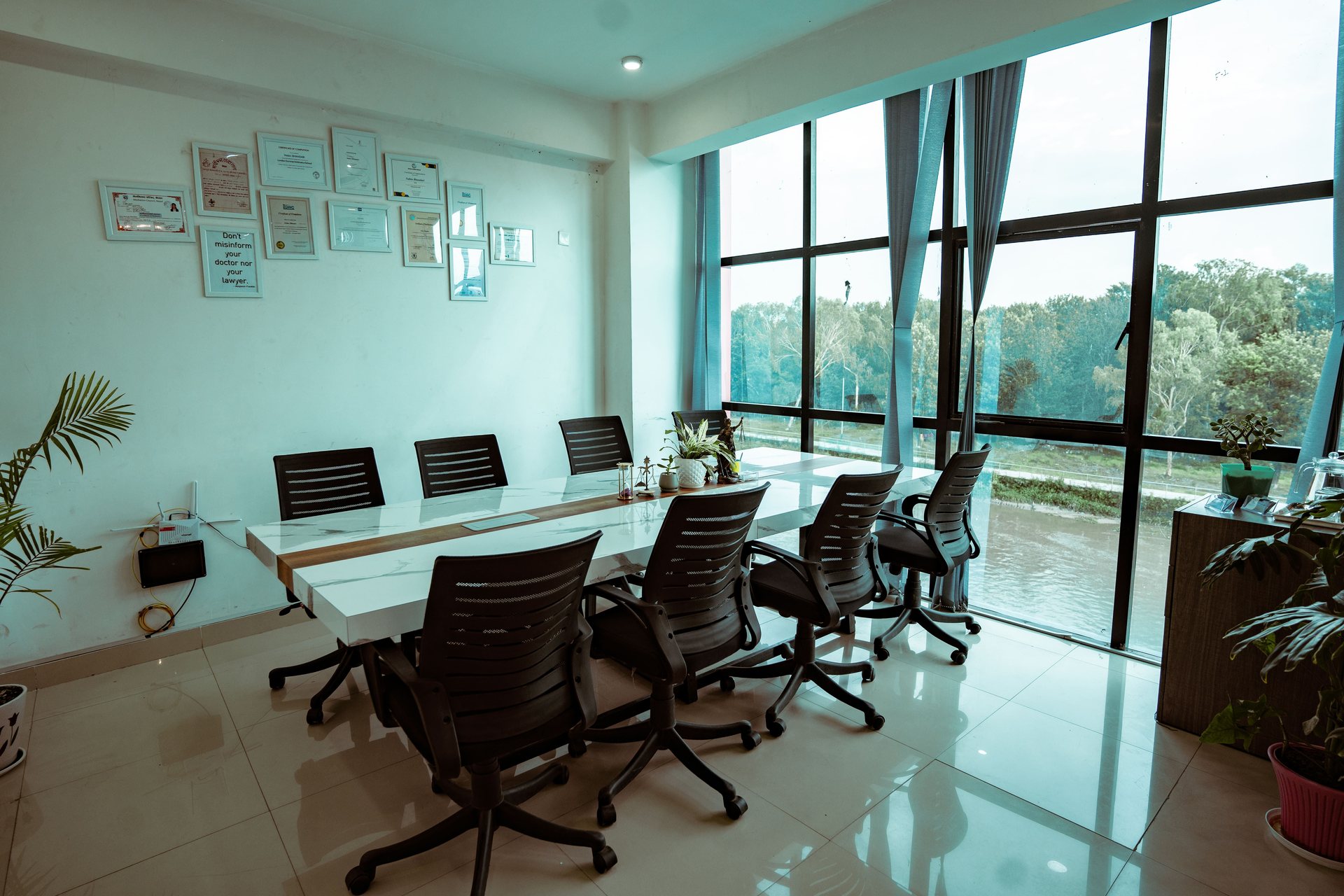 Salle de réunion lumineuse dans un environnement professionnel