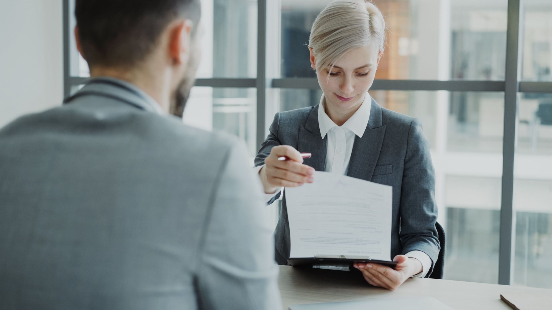 Échange professionnel autour d’un document de conformité