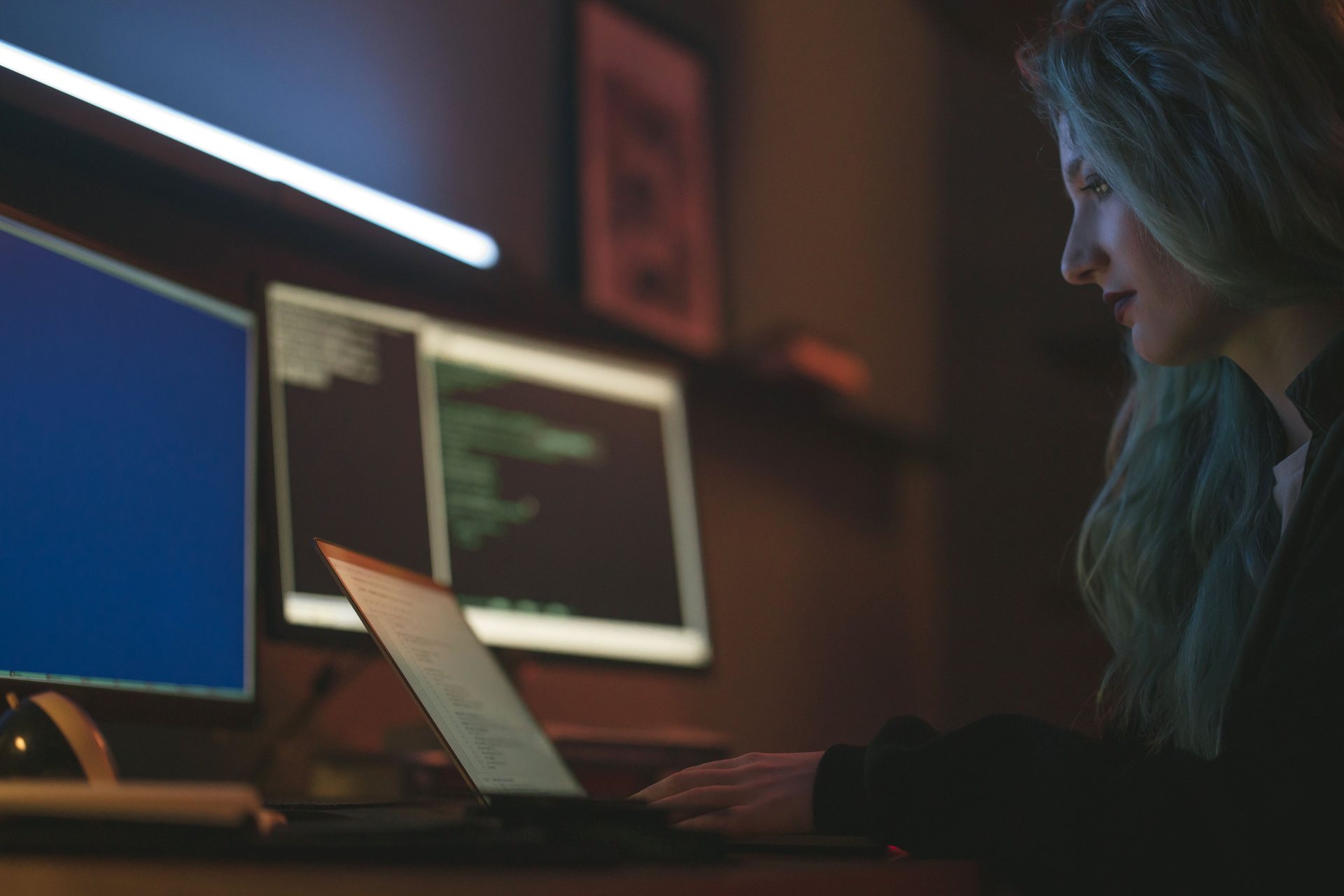 Professionnelle travaillant dans un environnement de cybersécurité