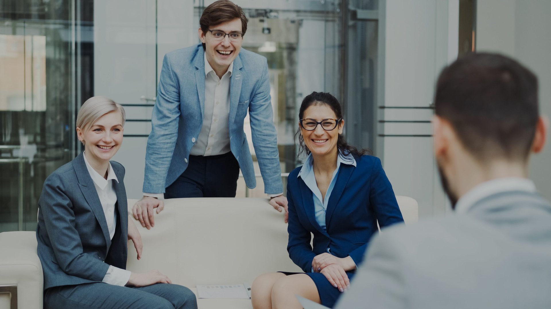 Équipe de professionnels échangeant dans un environnement de conseil