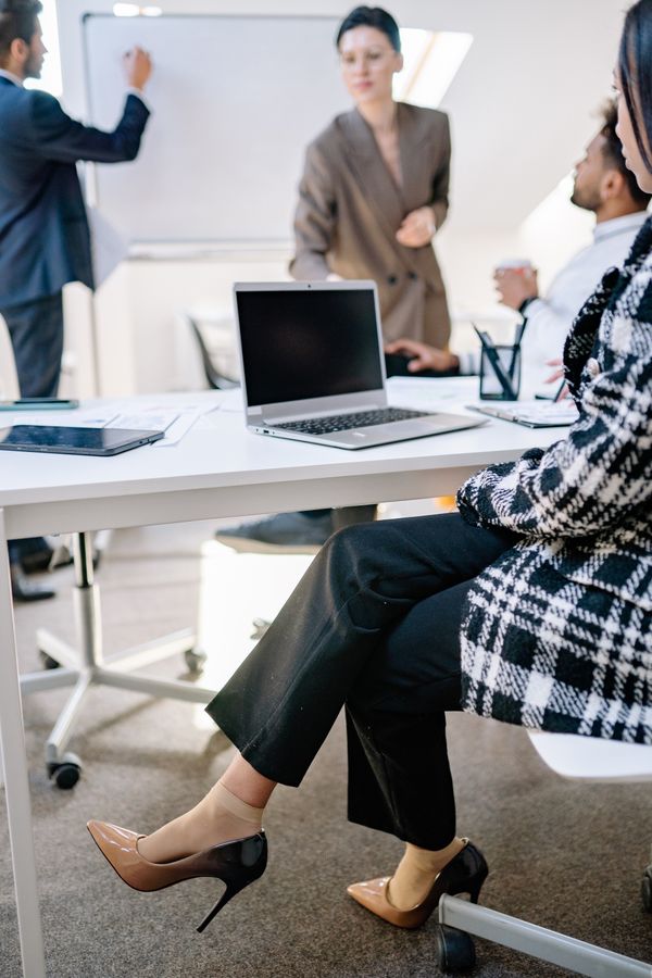 Équipe de conseil réunie dans un environnement professionnel