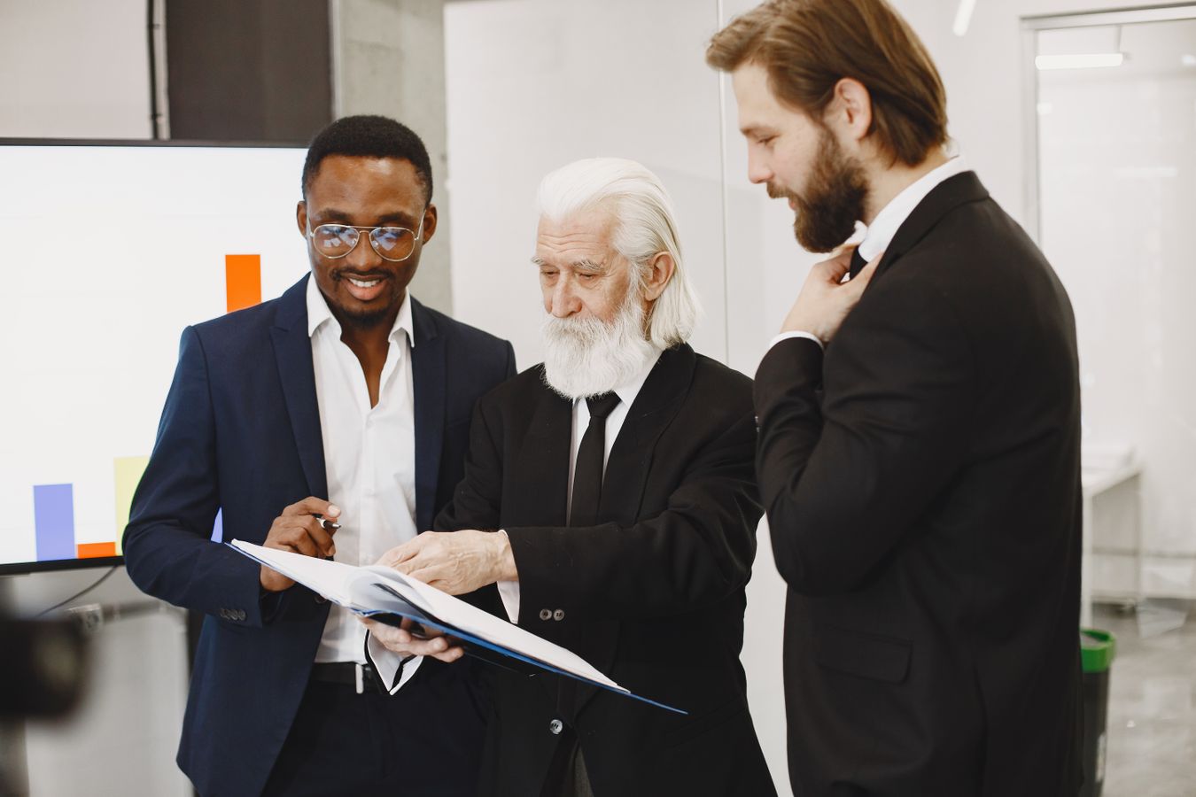 Professionnels examinant un dossier de conformité