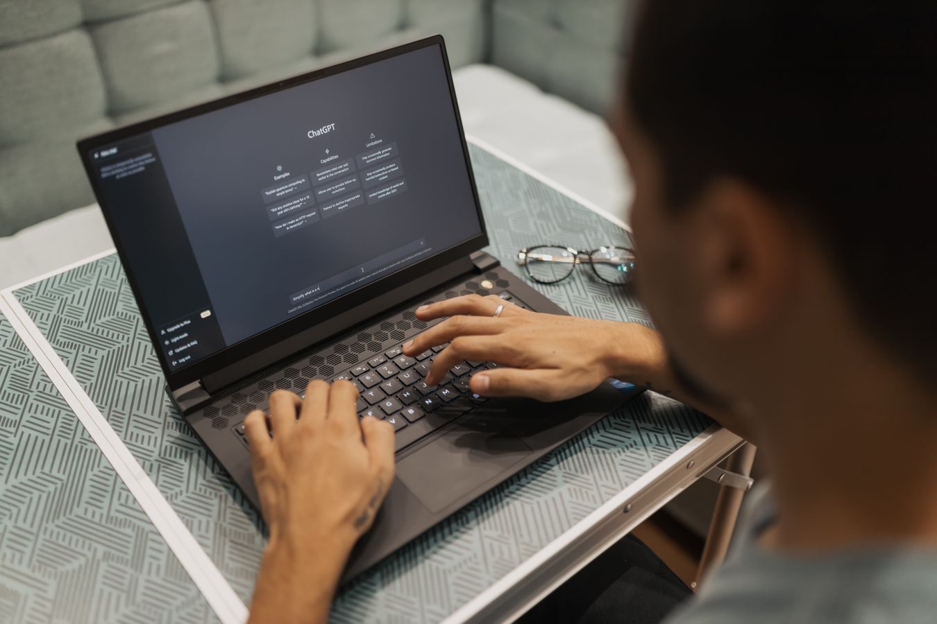 Professionnel utilisant une solution d’intelligence artificielle