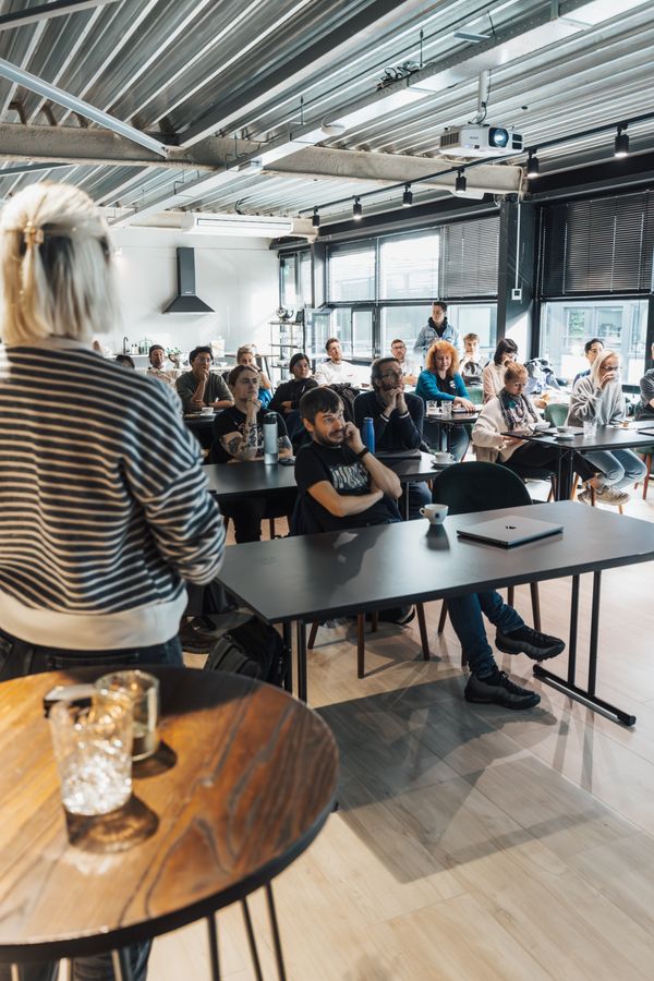 Groupe échangeant avec une formatrice lors d’une session