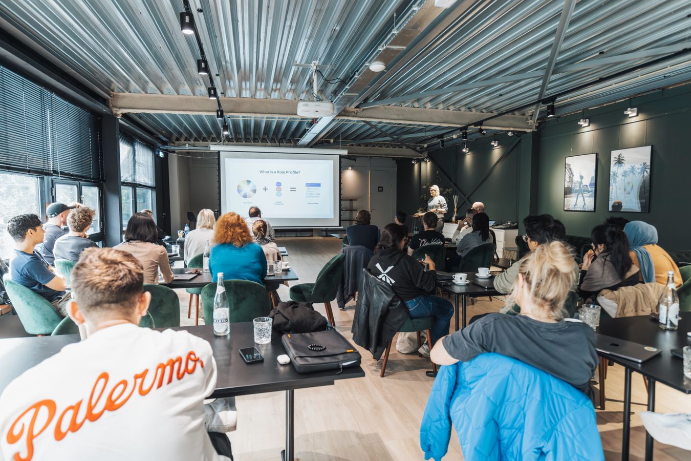 Participants suivant une présentation professionnelle