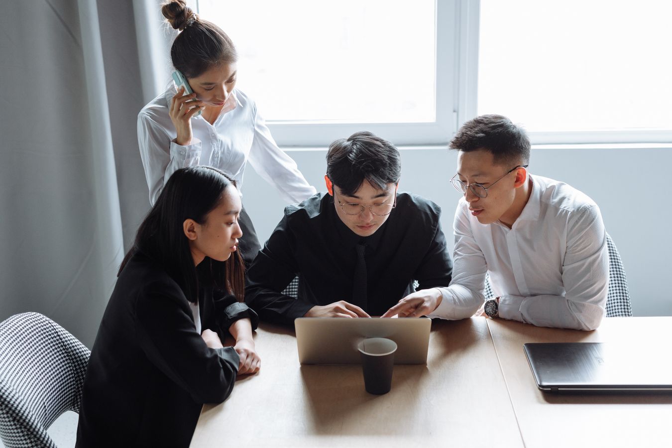 Équipe analysant des informations dans un environnement professionnel